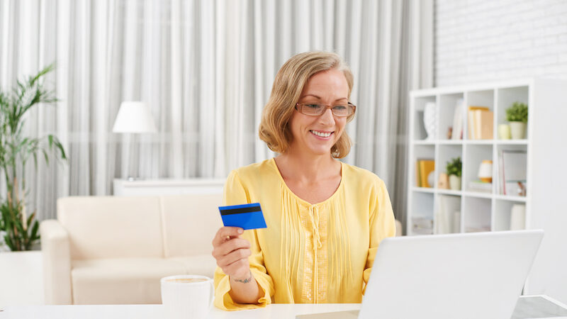 Lady reading a splitit review before online shopping