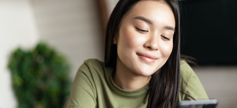 Young woman reading the full Fierce finance app review on her mobile device.