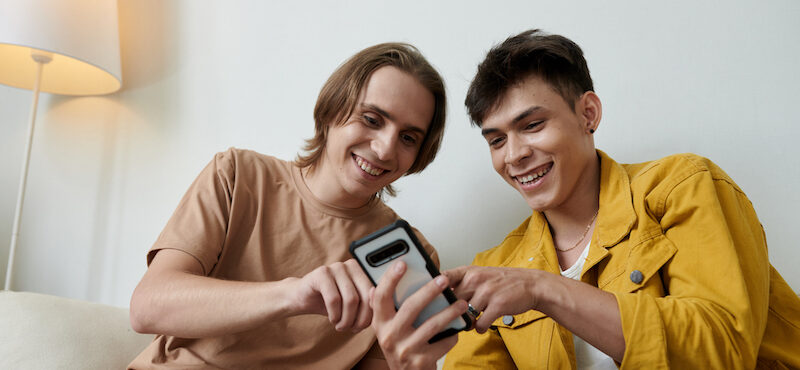 Two young men reading a Bowling Battle review online.