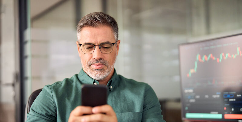 A man reading about the best way to invest money online.